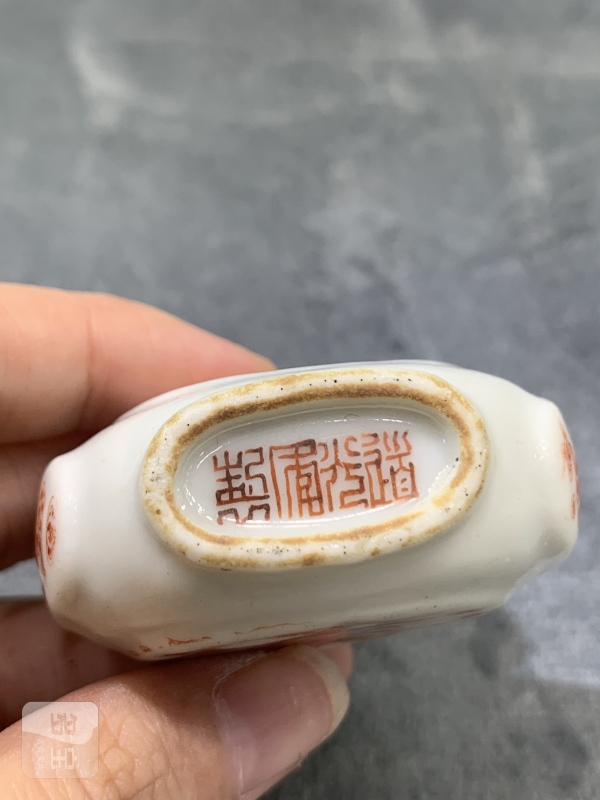 清晚期矾红云龙纹鼻烟壶 - 图7